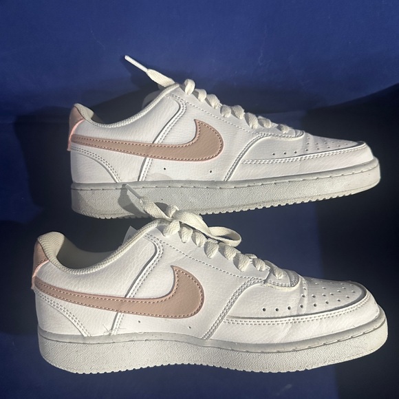 Size 8 Nike - Picture 2 of 5